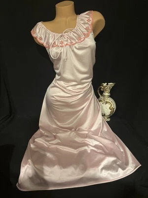 复古柔滑长款婴儿粉色睡衣礼服柔软尼龙刺绣 Freebust négligée — 第 1/4 张图片