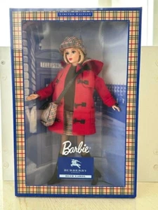 Muñeca Barbie BURBERRY BLUE LABEL Edición Limitada Abrigo Rojo Peluche De Japón Usada - Imagen 1 de 5