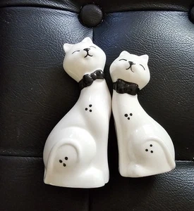 Charming Pair Of Black & White Cat Statues - Picture 1 of 1