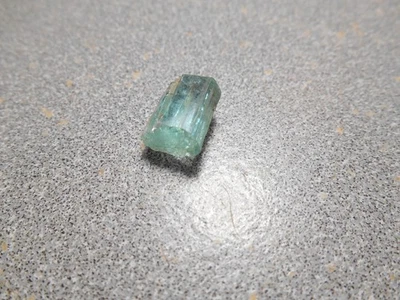 Esmeralda facetada áspera. color claro. 5,3 cts. limpio. Nigeria. Foto 1 de 2