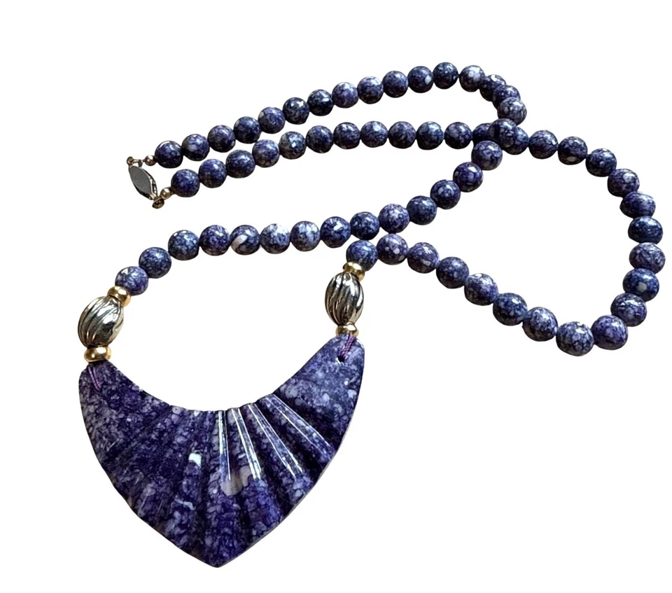 Collar Colgante Tallado Charoite Piedras Preciosas Púrpura Con Cuentas Acentos Dorados De Colección Foto 1 de 4