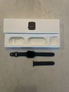 Apple Watch Series 5 44 mm Boîtier en aluminium gris sidéral avec bracelet sport noir - S/M & - Photo 1 sur 3