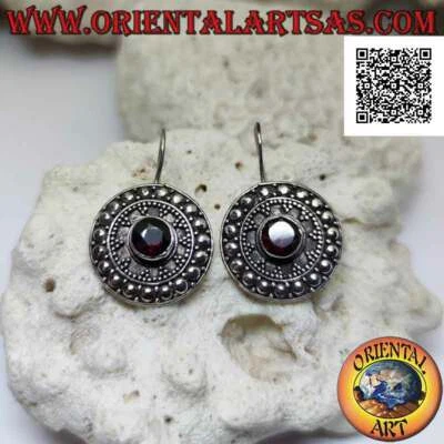Orecchini Argento 925‰ scudo con granato tondo sfaccettato e decorazione etnica  - Immagine 1 di 4