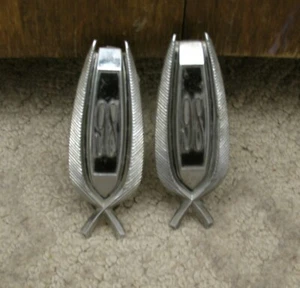B21 - 1974-1976 OLDSMOBILE 98 ROOF SIDE PILLAR EMBLEMS, Used - Picture 1 of 1