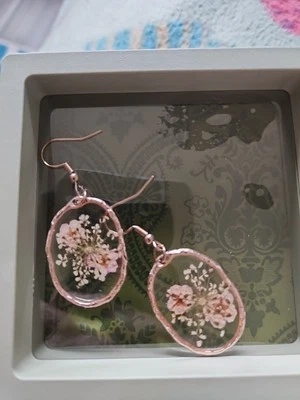 Hermosos pendientes colgantes de acrílico rodeados de base y pendiente de oro rosa. Foto 1 de 4