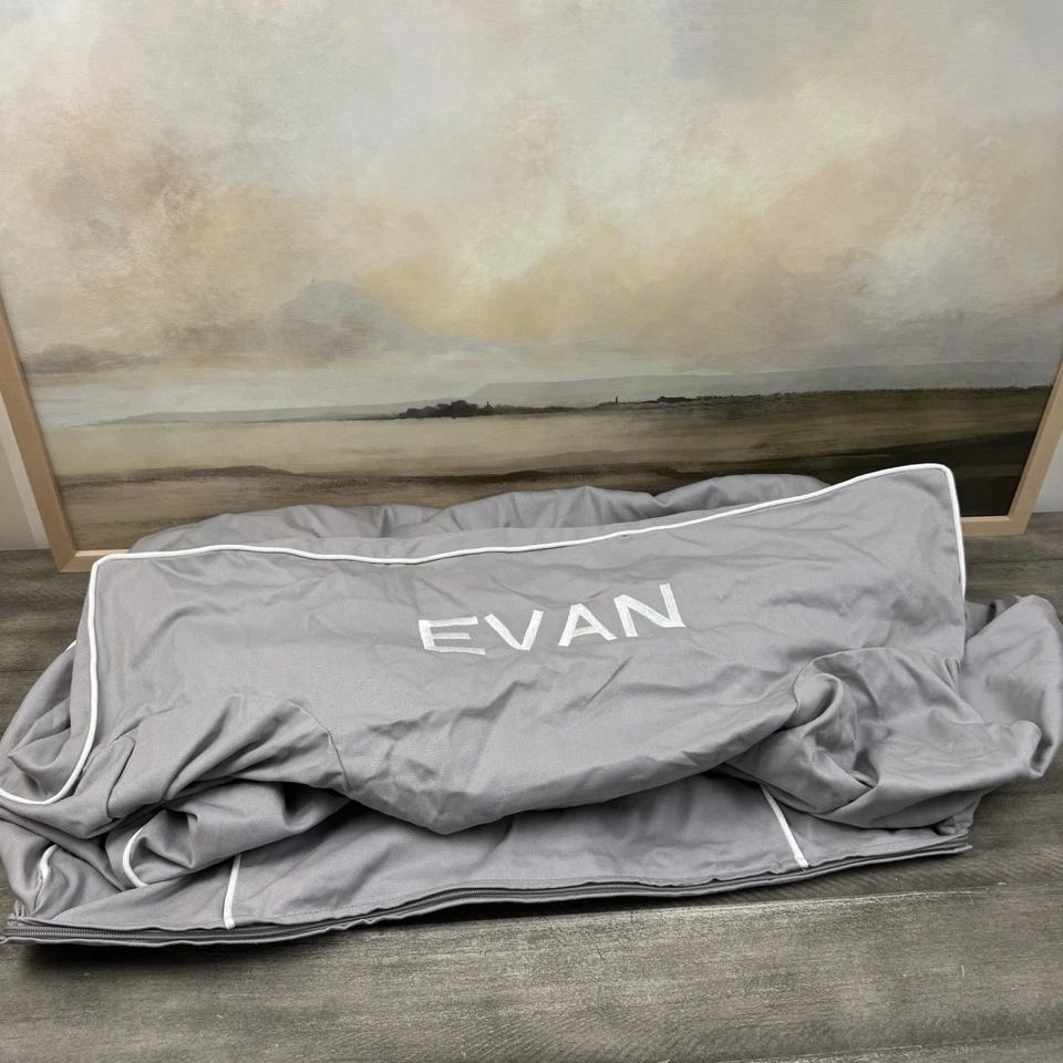 Silla Pottery Barn Kids Anywhere gris con funda blanca para tuberías solo monograma Foto 1 de 4