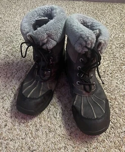UGG BUTE Metall grau wasserdicht Leder Lammfell Spitze Schneestiefel Herren Größe US 13 - Bild 1 von 4