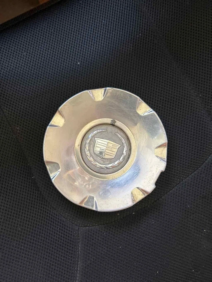 Fits 2007-2011 Cadillac STS Center Cap OEM#:9596982 Foto 1 de 2