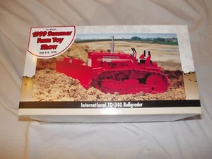 International TD-340 Bullgrader bulldozer 1999 farm show EXHIBITOR NIB BOX RARE - Picture 1 of 10