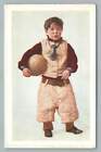 Petit garçon joueur de football avec uniforme de protection rare carte postale antique UDB 1908