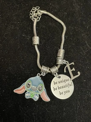 Pulsera Stitch Charm Be Unique Be Beautiful Be You Letra E Estilo Disney Foto 1 de 2