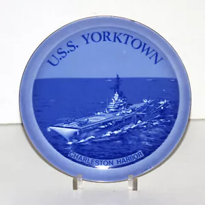 Plato de recuerdo vintage USS Yorktown Charleston Harbor NC pared de porcelana azul - Imagen 1 de 7