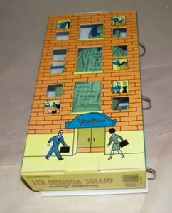 Puppe Voodoo Lou's Office Voodoo Kit Corporate Voodoo Doll Zauberbuch & Pins Neu - Bild 1 von 7