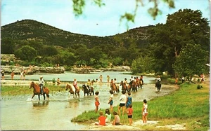 Cartolina Ragazze a cavallo sul Frio Streib Park, Con Can, Texas - Foto 1 di 4