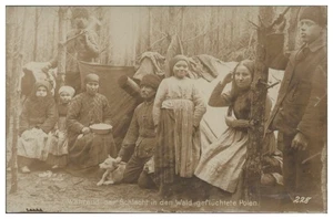 S8477/ Geflüchtete Polen während der Schlacht Foto AK 1. Weltkrieg   - Bild 1 von 2