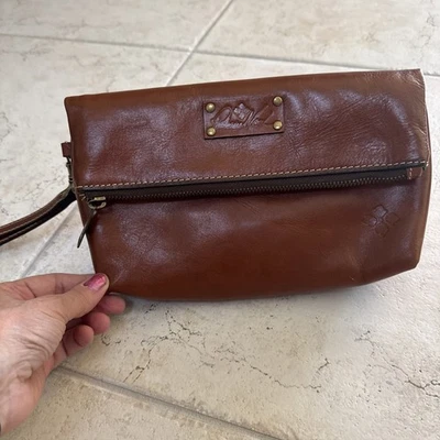 Bolso de mano de cuero marrón tostado Valerie de Patricia Nash con pliegue y muñeca Foto 1 de 4