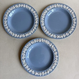 Wedgwood ~ 3 PLATOS DE PAN Y MANTEQUILLA LAVANDA EN RELIEVE BORDE LISO 6" ~ Excelente - Imagen 1 de 4