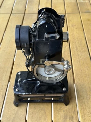 Projecteur Pathé baby - Modèle C plus rare que A . Obturateur fonctionnel. - Photo 1/4
