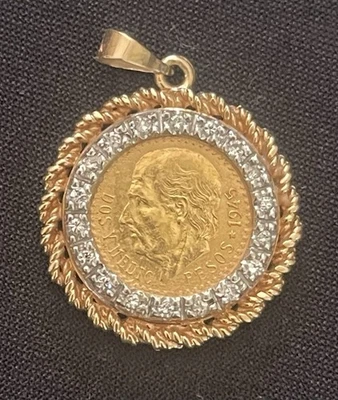 Colgante moneda mexicana de 50 pesos de oro 1945 montado en oro de 14kt y 19 diamantes. Foto 1 de 2