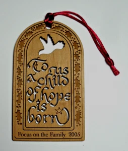 NEU Vintage Jesus A Child is Born Holz Weihnachtsschmuck Fokus auf die Familie'05 - Bild 1 von 6