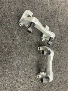 2 SUPPORTI PINZA FRENO POSTERIORE GOLF MK4 GTI TURBO GTD ANNIVERSARIO 256MM 2WD 118MM - Foto 1 di 2