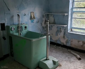 Impresión o lienzo - Bañera de terapia en hospital abandonado - Maine - Imagen 1 de 1