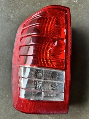 Conjunto de luz trasera exterior izquierda OEM 2010-2014 Kia Sedona 924-4JO Foto 1 de 4