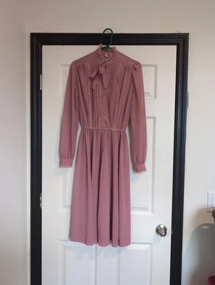 Medium vintage 70s pink lace dress Foto 1 de 4