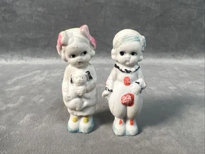 Vintage Japan Biskuit Mädchen mit Welpe & Freund - Frozen Charlotte Penny Puppe 2&7/8" - Bild 1 von 6