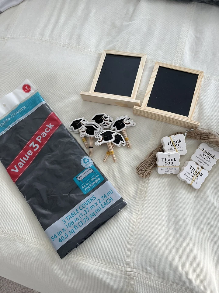 Suministros de fiesta de graduación para cupcakes y favores Foto 1 de 4