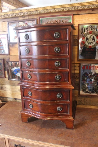 Mahogany Serpentine Set Of Early 20th Century Polished Drawers Cover