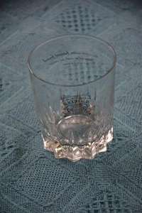Robert Burns 'Honest Friend' quote. 1 x BLACK DOUGLAS SCOTCH WHISKY GLASS Rare - Foto 1 di 1