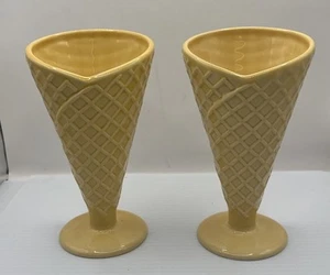 Juego de 2 platos de helado Pottery Barn Vintage Go Bananas cono gofre de cerámica - Imagen 1 de 3