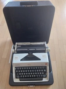 Schreibmaschine Olympia Monica Weiß Mit Koffer - Afbeelding 1 van 12