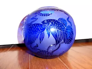 ARTHUR COURT DESIGNS Signed Fish Round Vase Etched Blue Iridescent Art Glass - Picture 1 of 13