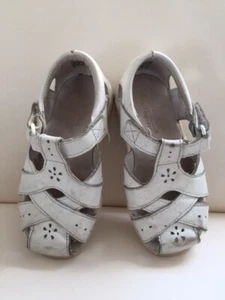 Girl's STRIDERITE White Fisherman Sandals with Flower Cutout Size 7.5M - Picture 1 of 6