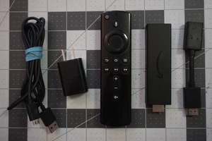 Dispositivo de transmisión con control remoto Amazon Fire TV Stick 4K (Modelo: E9L29Y) - Imagen 1 de 3