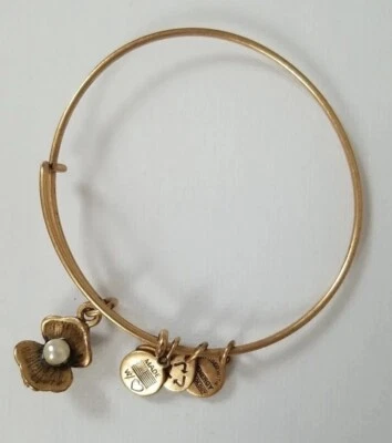 Браслет золотистый с искусственным жемчугом раковина Alex & Ani  - Изображение 1 из 4