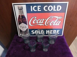 6 Artikel Coca-Cola Konvolut 2 unterschiedlich große Gläser und ein Schild - Bild 1 von 6