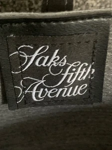 SAKS FIVE AVENUE BEUTELTASCHE - SCHWARZES VEGANES LEDER MIT EINEM OBEREN LASCHENVERSCHLUSS GROSS!! - Bild 1 von 24
