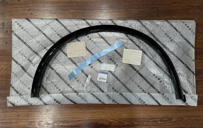 Dodge Durango 2018-2024 Genuíno Mopar Wheel Flare Moldagem Direita 6DR86TZZAC Fabricante de Equipamento Original  - Imagem 1 de 4