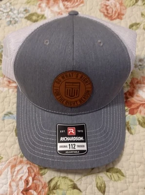 "Haz lo correcto, por la razón correcta" sombrero parche cuero gris y blanco Richardson112 Foto 1 de 4