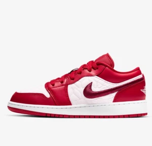 Air Jordan 1 Low SE GS -4Y- DB3621-600 Trapunta barbabietola scura rosa bianco San Valentino - Foto 1 di 6