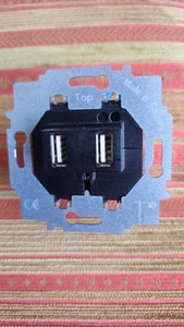 Busch-Jaeger 6472U USB-Netzteil-Einsatz mit Zentralscheibe 1766 (Weiss) - Bild 1 von 6