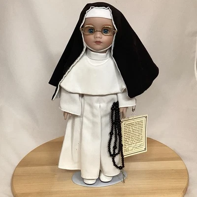 Muñeca Dinastía Colección Hermana Francis Augustine con Soporte y Etiqueta 14” Alto Foto 1 de 4