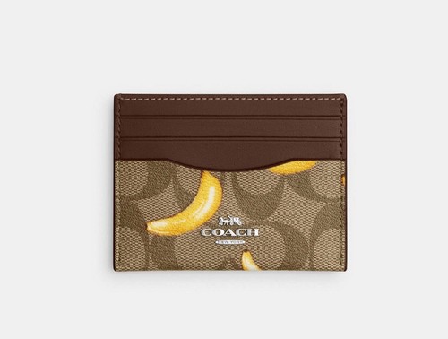 Astuccio porta carte d'identità Coach slim nuovo con etichetta in tela firmato con stampa banana CR842