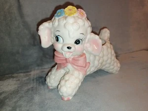 Estatuilla jardinera de cerámica Napco Baby Lamb arco rosa antropomórfico de colección - Imagen 1 de 7