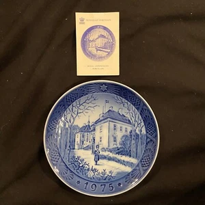 Royal Copenhagen Weihnachtsteller - 1975 The Queens Christmas Residence - Bild 1 von 2