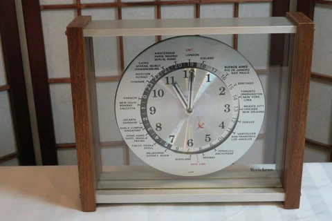 VINTAGE VERICHRON QUARTZ GMT WORLD MANTEL DESK CLOCK RED AIRPLANE HAND JAPAN Cover