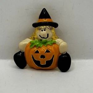 Espantapájaros de Halloween sosteniendo un broche esmaltado Jack-O-Lantern - Imagen 1 de 5